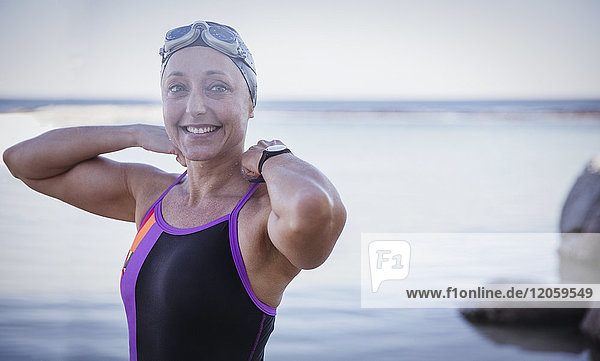 Portrait lächelndes Weibchen im offenen Wasser  das Badeanzug im Meer anpasst