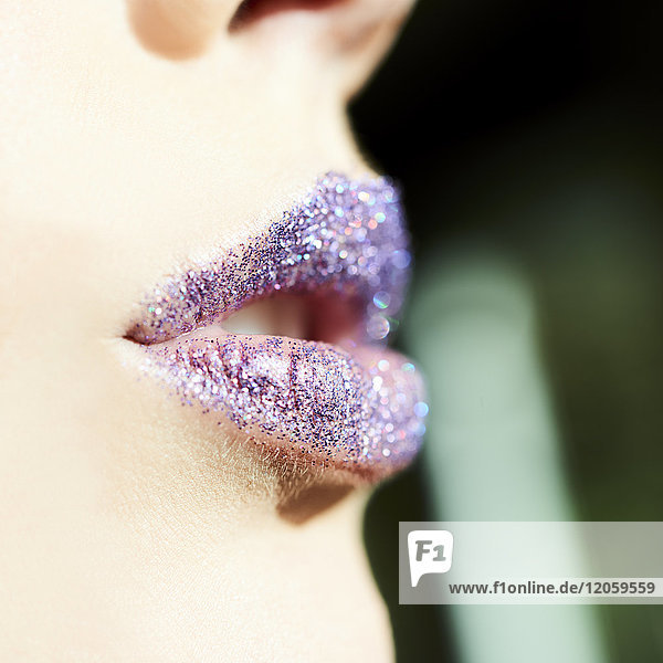 Close up lila Glitzer auf den Lippen der Frau