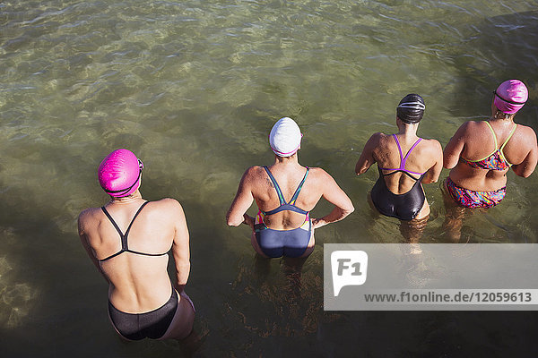 Draufsicht Freiwasser-Schwimmerinnen,  die im Meer waten