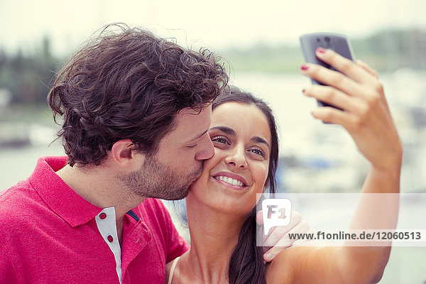 Mann und Frau posieren für Selfie genommen mit Smartphone