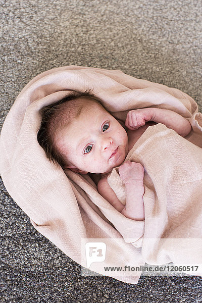 Neugeborenes Baby in Handtuch gewickelt