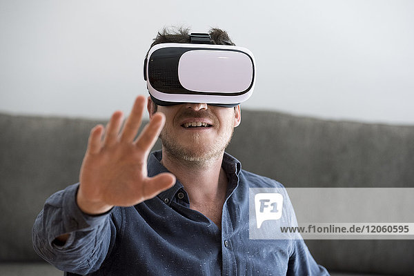 Mittlerer Erwachsener Mann mit Virtual-Reality-Headset