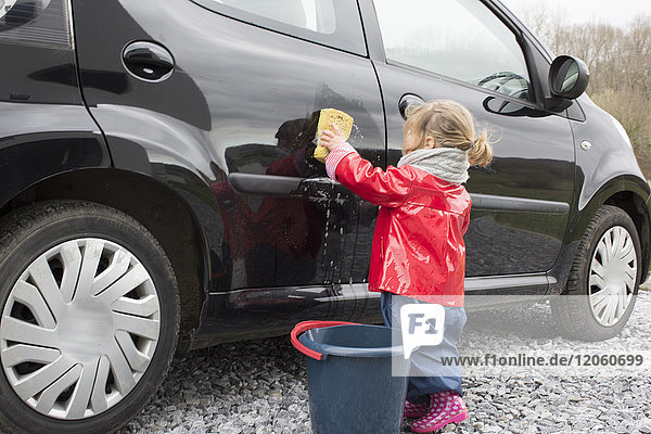 Kleines Mädchen wäscht Auto
