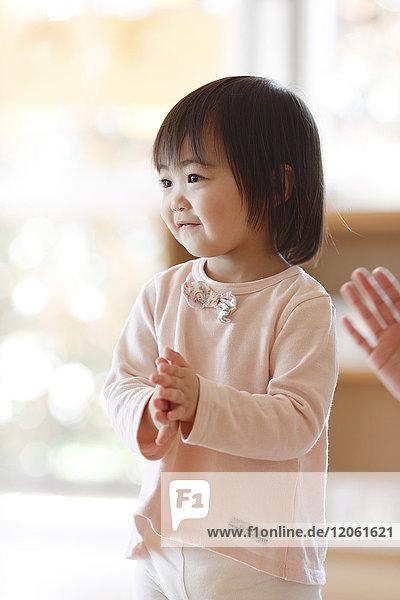 Kind im japanischen Kindergarten