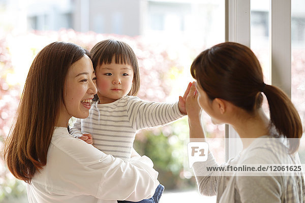 Mutter holt ihr Kind im japanischen Kindergarten ab