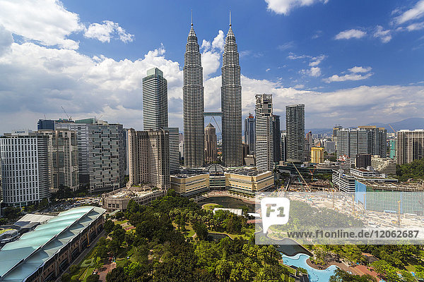 Stadtbild von Kuala Lumpur mit den Petronas-Türmen in der Ferne  Malaysia.