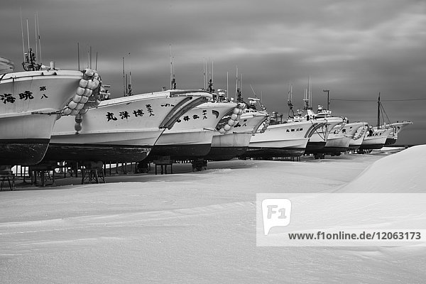 Reihe von Fischerbooten auf trockenen Plattformen im Winter.