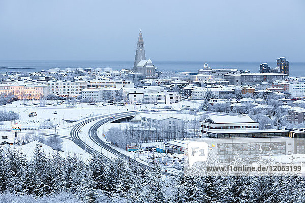 Stadtbild von Reykjavik  Island im Winter  mit dem Ozean in der Ferne.