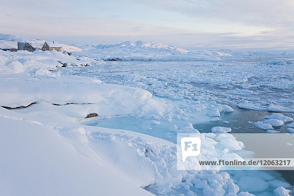 Winterlandschaft mit auf der Meeresoberfläche schwimmenden Eisschilden.