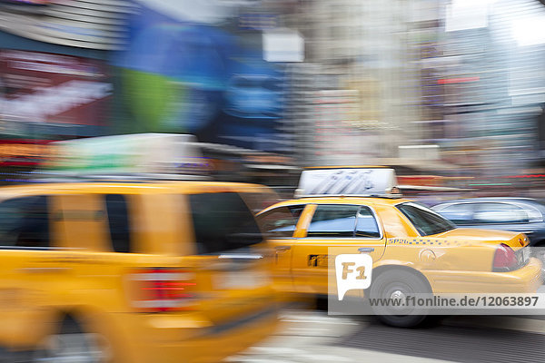 Gelbe Taxis fahren auf der Straße in der Nähe des Times Square in Manhattan  New York  USA  Bewegungsunschärfe.