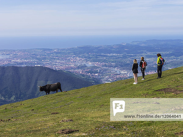 Drei Frauen bewundern die Aussicht auf die Ría de Bilbao