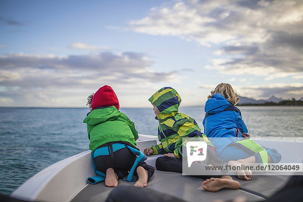 Kinder bewundern die Meereslandschaft vom Boot aus
