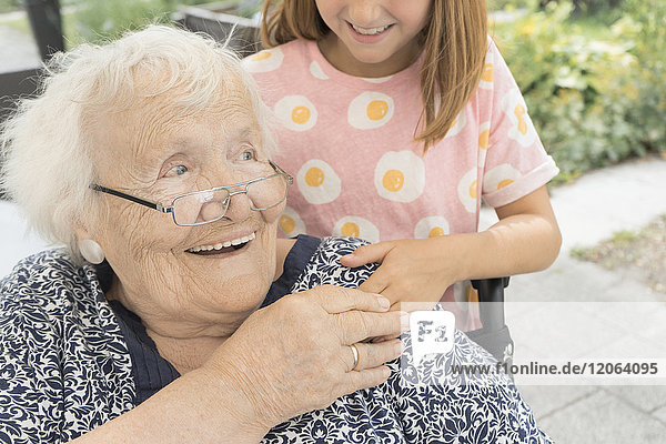Nahaufnahme einer Großmutter mit ihrer Enkelin im Pflegeheim