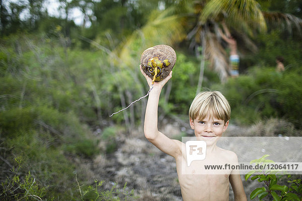 Junge mit frisch gepflückter Kokosnuss