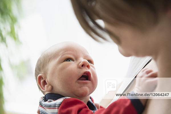 Mid Adult Frauen halten ihre entzückenden neugeborenen Baby Boy
