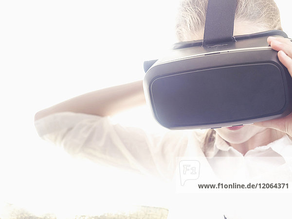 Mädchen mit Virtual-Reality-Headset