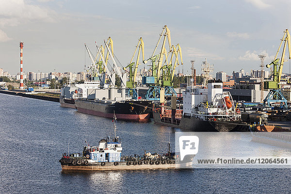 Boot und Kräne im Handelshafen  Sankt Petersburg  Russland