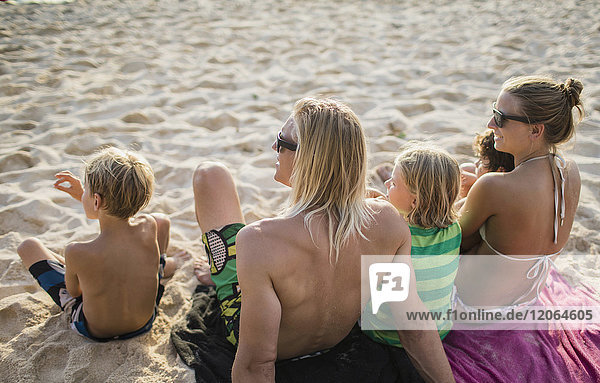 Familie entspannt am Strand