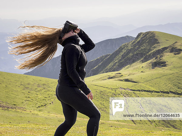 Frau genießt Virtual-Reality-Erkundung auf einem Berg