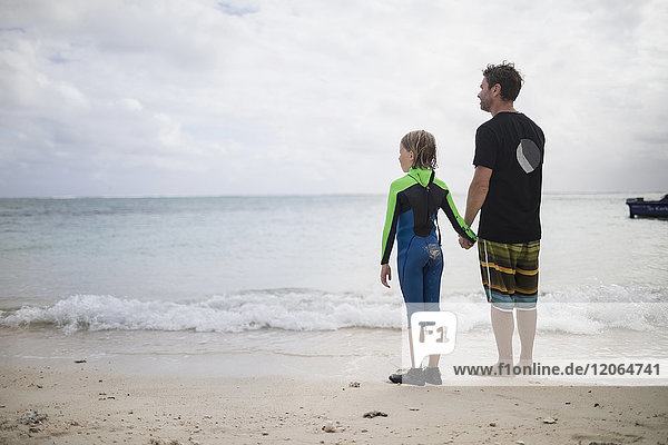 Vater und Tochter am Meeresstrand