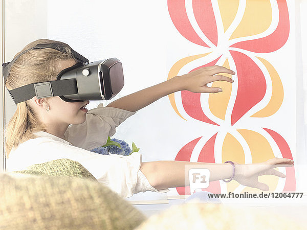 Mädchen mit Virtual-Reality-Headset
