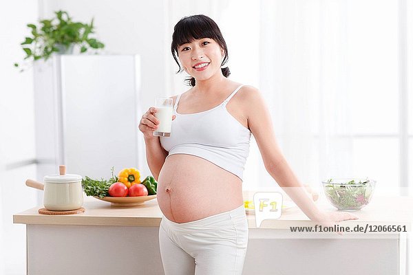 Schwangere Frauen trinken Milch