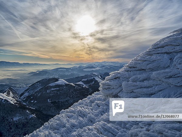 Italien  Umbrien  Apennin  Monte Cucco Park  Sonnenaufgang auf dem Apennin im Winter.