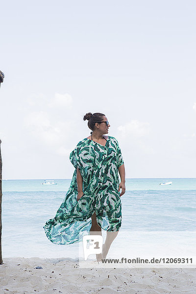 Frau in grünem Kleid am Diani Beach  Kenia