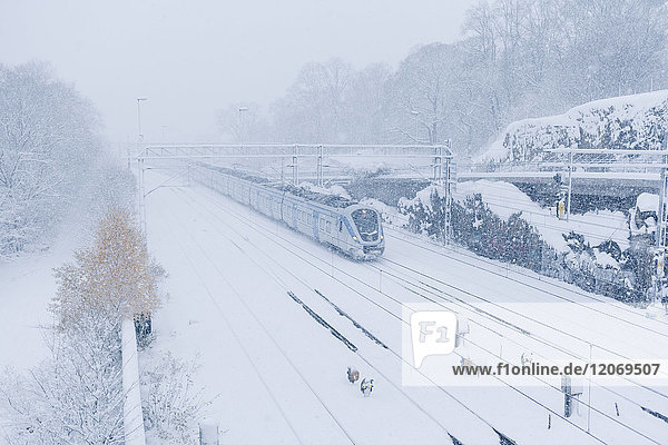Zug bei Schnee in Stockholm