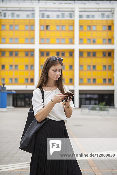 Frau mit Smartphone in Stockholm Schweden