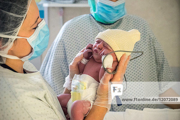 Reportage aus der Entbindungsstation des Krankenhauses Métropole Savoie in Chambéry  Frankreich. Eine geplante Entbindung per Kaiserschnitt.
