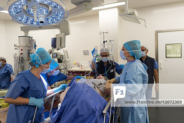 Reportage aus dem Operationssaal der orthopädischen Chirurgie im Krankenhaus Pasteur 2  Nizza  Frankreich. Markraumfreilegung und Arthrodese bei einem Patienten mit arthrosebedingter Lendenwirbelkanalstenose. Die Operation besteht darin  den Wirbelkanal von knöchernen Elementen zu befreien  die ihn zusammendrücken  und die Wirbelsäule mit einer Arthrodese zu verankern. Diese Operation wird mit dem O-Arm-System mit 3D-Bildern vor der Operation durchgeführt. Das Ende der Operation.