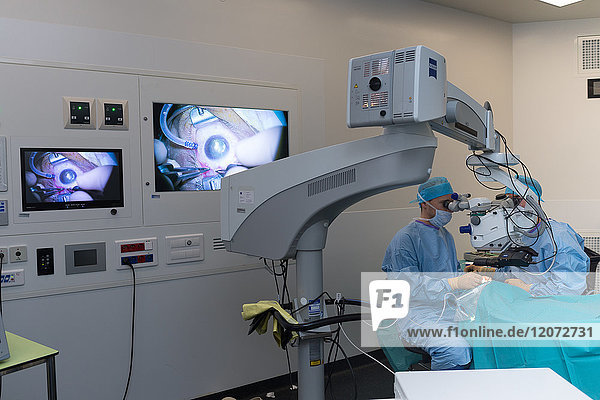 Reportage aus der Augenabteilung des Krankenhauses Pasteur 2  Nizza  Frankreich. Im Operationssaal  Behandlung einer Netzhautablösung durch Vitrektomie. Der Arzt wird von einem Assistenzarzt unterstützt.