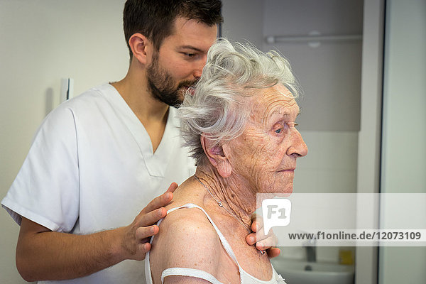Reportage in einer Osteopathiepraxis in Héyrieux  Frankreich. Osteopathie-Sitzung für eine 98-jährige Frau  die unter Rücken- und Arthroseschmerzen leidet.