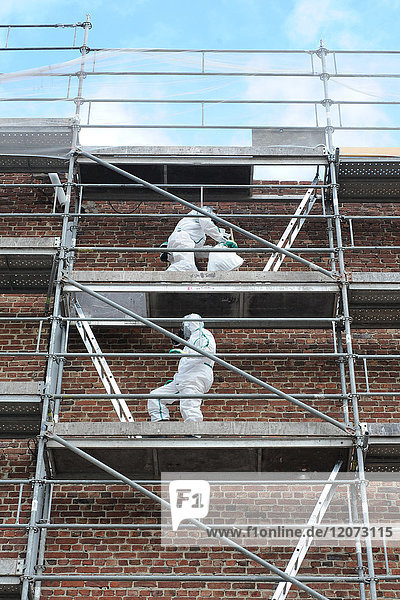 Arbeiter in Schutzkleidung auf einer Asbestsanierungsbaustelle in Nordfrankreich.
