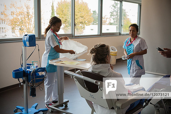 Reportage in der ambulanten Chirurgie im Centre Léon Bérard  Lyon  Frankreich. Nach der Operation im Aufwachraum werden den Patienten ihre Sachen ausgehändigt.