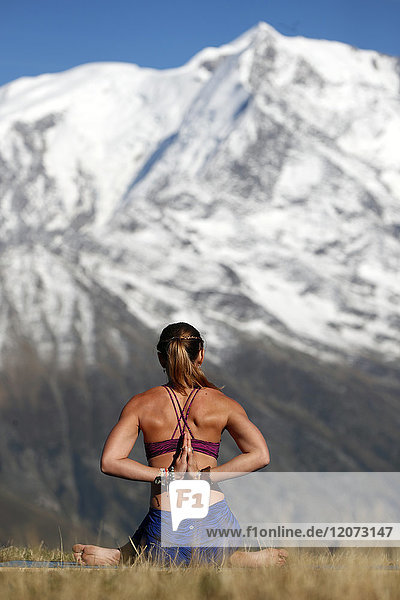 Französische Alpen. Mont-Blanc-Massiv. Frau macht Yoga-Meditation auf dem Berg. Saint-Gervais. Frankreich.