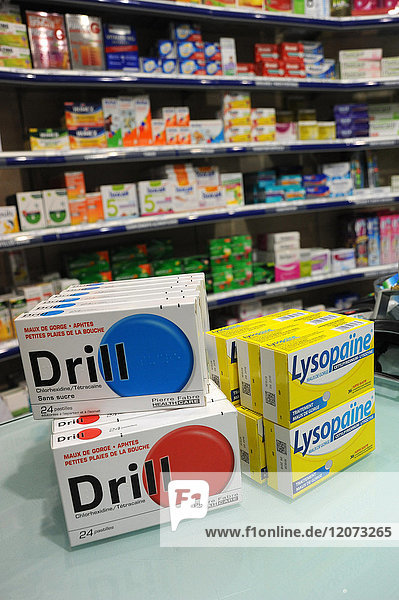 Reportage in einer Apotheke in Auxi-le-Château  Frankreich. Regal mit Medikamenten  die nicht rezeptpflichtig sind.