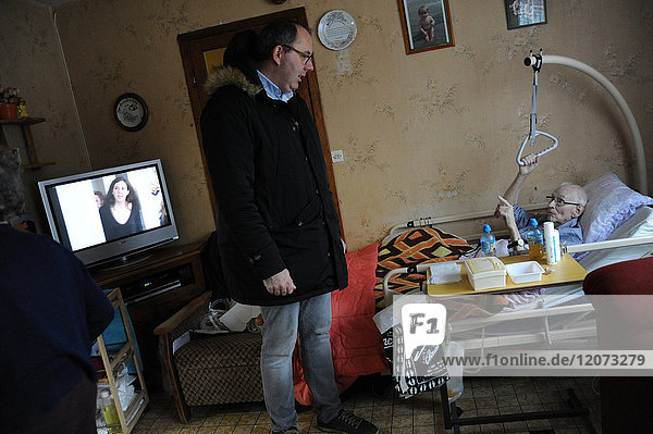 Reportage über einen Apothekentechniker auf dem Lande bei seiner Hauslieferungsrunde in Auxi-le-Château  Frankreich. Besuch bei einem Patienten  der zu Hause im Krankenhaus liegt.