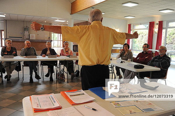 Reportage on a driving workshop for older people  Seniors behind the Wheel  organized by the Défi Autonomie Seniors association (helping senior citizens gain autonomy) in Hauts de France  France. These workshops are for people wishing to revise the Highway Code in order to drive safely and maintain their mobility. They include both theory sessions in a classroom and practical sessions behind the wheel.