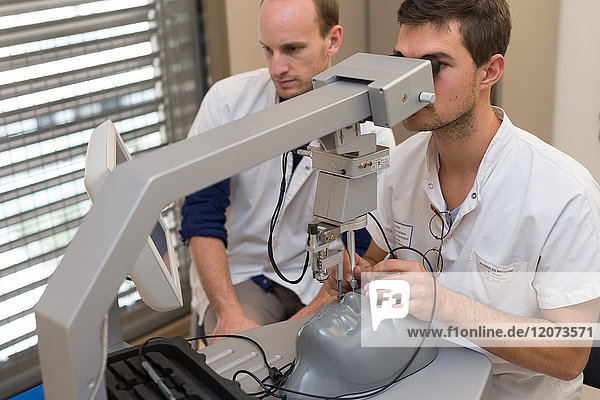 Reportage in der Abteilung für Augenheilkunde im Krankenhaus Pasteur 2  Nizza  Frankreich. Die Abteilung ist mit einem Simulationszentrum ausgestattet  in dem Praktikanten an einer Schaufensterpuppe üben können  um eine perfekte Technik zu erlernen. Ein Assistenzarzt übt virtuell die Operation einer Netzhautablösung.