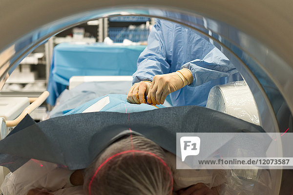 Reportage aus der Abteilung für interventionelle Scanner im Krankenhaus Pasteur 2  Nizza  Frankreich. Vertebroplastie - Zementplastik-Operation zur Behandlung einer Wirbelfraktur. Die Technik besteht darin  unter Bildführung eine biokompatible Zementmischung in den geschwächten Wirbel zu injizieren  um ihn zu konsolidieren.
