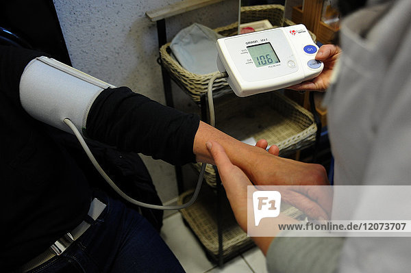 Reportage in einer Apotheke in Auxi-le-Château  Frankreich. Messung des Blutdrucks.