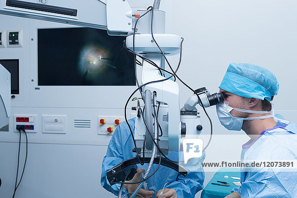 Reportage aus der Augenabteilung des Krankenhauses Pasteur 2  Nizza  Frankreich. Im Operationssaal  Behandlung einer Netzhautablösung durch Vitrektomie. Der Arzt wird von einem Praktikanten unterstützt.