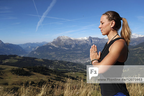 Frau bei Yoga und Meditation im Freien. Saint-Gervais. Frankreich.