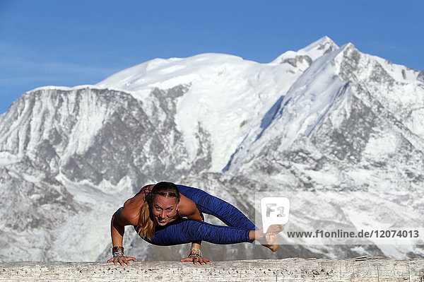 Französische Alpen. Mont-Blanc-Massiv. Frau macht Yoga-Meditation auf dem Berg. Saint-Gervais. Frankreich.