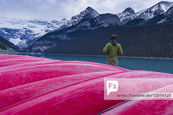 Reisende am Kanuhaus von Lake Louise  Banff National Park  UNESCO-Weltkulturerbe  Kanadische Rockies  Alberta  Kanada  Nordamerika