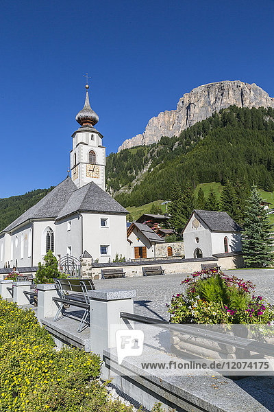 Morgenansicht der Kirche von Colfosco (Calfosch) und der umliegenden Berge  Provinz Belluno  Trient  Dolomiten  Italien  Europa