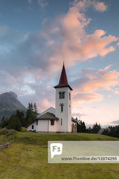 Wolken bei Sonnenuntergang auf Chiesa Bianca  Maloja  Bergell  Engadin  Kanton Graubünden  Schweizer Alpen  Schweiz  Europa