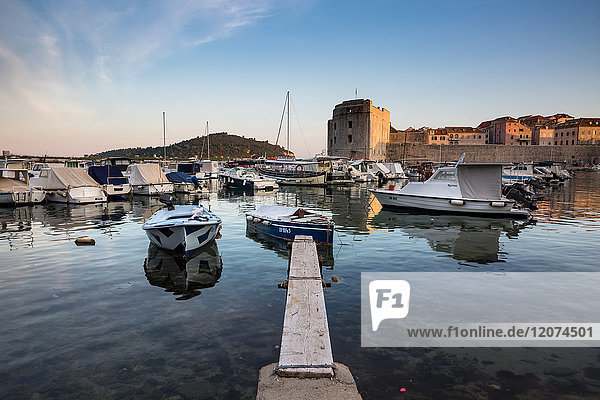 Boote im Hafen von Dubrovnik bei Sonnenuntergang  Dubrovnik  Kroatien  Europa